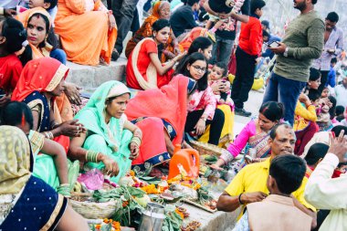 Varanasi Hindistan 11 Kasım 2018 bilinmeyenli Kızılderililer insanlar attenting ve kutluyor Dev Deepavali görünümünü öğleden sonra Ganj Nehri kıyısında