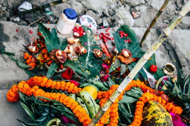 Varanasi Hindistan 11 Kasım 2018 bilinmeyenli Kızılderililer insanlar attenting ve kutluyor Dev Deepavali görünümünü öğleden sonra Ganj Nehri kıyısında