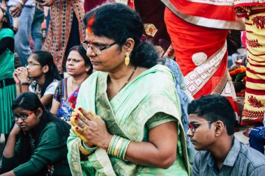 Varanasi Hindistan 11 Kasım 2018 bilinmeyenli Kızılderililer insanlar attenting ve kutluyor Dev Deepavali görünümünü öğleden sonra Ganj Nehri kıyısında