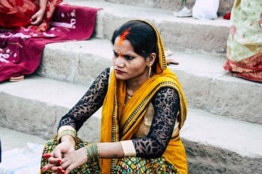 Varanasi Hindistan 11 Kasım 2018 bilinmeyenli Kızılderililer insanlar attenting ve kutluyor Dev Deepavali görünümünü öğleden sonra Ganj Nehri kıyısında