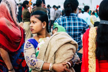 Varanasi Hindistan 11 Kasım 2018 bilinmeyenli Kızılderililer insanlar attenting ve kutluyor Dev Deepavali görünümünü öğleden sonra Ganj Nehri kıyısında