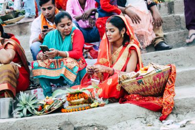 Varanasi Hindistan 11 Kasım 2018 bilinmeyenli Kızılderililer insanlar attenting ve kutluyor Dev Deepavali görünümünü öğleden sonra Ganj Nehri kıyısında