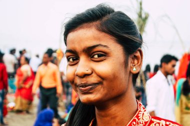 Varanasi Hindistan 11 Kasım 2018 bilinmeyenli Kızılderililer insanlar attenting ve kutluyor Dev Deepavali görünümünü öğleden sonra Ganj Nehri kıyısında