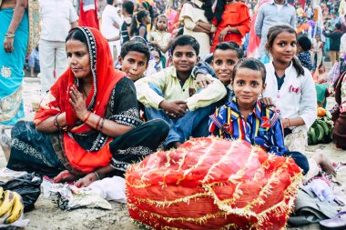 Varanasi Hindistan 11 Kasım 2018 bilinmeyenli Kızılderililer insanlar attenting ve kutluyor Dev Deepavali görünümünü öğleden sonra Ganj Nehri kıyısında