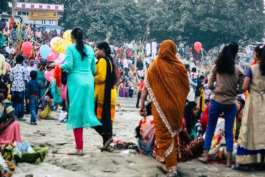 Varanasi Hindistan 11 Kasım 2018 bilinmeyenli Kızılderililer insanlar attenting ve kutluyor Dev Deepavali görünümünü öğleden sonra Ganj Nehri kıyısında