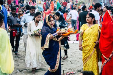 Varanasi Hindistan 11 Kasım 2018 bilinmeyenli Kızılderililer insanlar attenting ve kutluyor Dev Deepavali görünümünü öğleden sonra Ganj Nehri kıyısında
