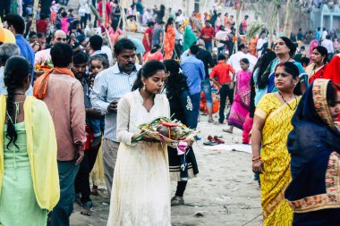 Varanasi Hindistan 11 Kasım 2018 bilinmeyenli Kızılderililer insanlar attenting ve kutluyor Dev Deepavali görünümünü öğleden sonra Ganj Nehri kıyısında