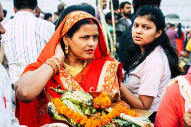 Varanasi Hindistan 11 Kasım 2018 bilinmeyenli Kızılderililer insanlar attenting ve kutluyor Dev Deepavali görünümünü öğleden sonra Ganj Nehri kıyısında