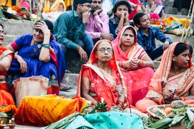 Varanasi Hindistan 11 Kasım 2018 bilinmeyenli Kızılderililer insanlar attenting ve kutluyor Dev Deepavali görünümünü öğleden sonra Ganj Nehri kıyısında