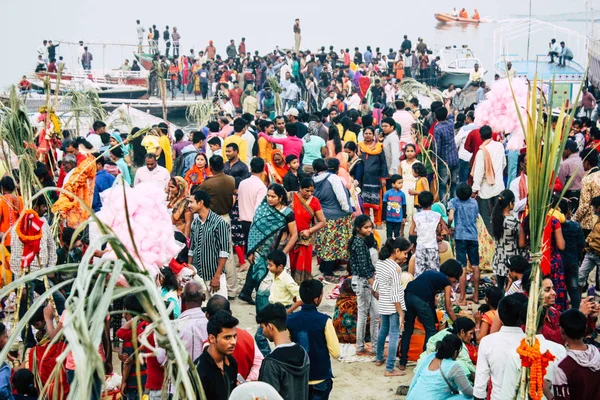 Varanasi Índia Novembro 2018 Vista Índios Incógnitos Pessoas Que Estão — Fotografia de Stock