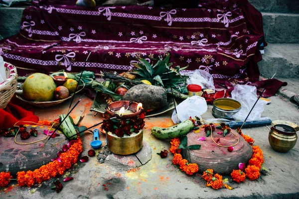 Varanasi Índia Novembro 2018 Vista Índios Incógnitos Pessoas Que Estão — Fotografia de Stock