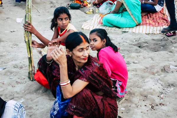 瓦拉纳西印度2018年11月11日下午在恒河岸边欣赏和庆祝德夫 迪帕瓦利的印第安人观景 — 图库照片