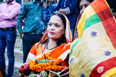 Varanasi Hindistan 11 Kasım 2018 bilinmeyenli Kızılderililer insanlar attenting ve kutluyor Dev Deepavali görünümünü öğleden sonra Ganj Nehri kıyısında