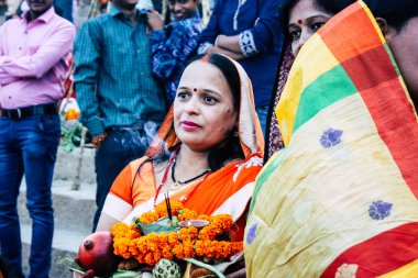 Varanasi Hindistan 11 Kasım 2018 bilinmeyenli Kızılderililer insanlar attenting ve kutluyor Dev Deepavali görünümünü öğleden sonra Ganj Nehri kıyısında