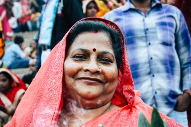 Varanasi Hindistan 11 Kasım 2018 bilinmeyenli Kızılderililer insanlar attenting ve kutluyor Dev Deepavali görünümünü öğleden sonra Ganj Nehri kıyısında