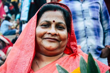 Varanasi Hindistan 11 Kasım 2018 bilinmeyenli Kızılderililer insanlar attenting ve kutluyor Dev Deepavali görünümünü öğleden sonra Ganj Nehri kıyısında