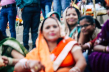 Varanasi Hindistan 11 Kasım 2018 bilinmeyenli Kızılderililer insanlar attenting ve kutluyor Dev Deepavali görünümünü öğleden sonra Ganj Nehri kıyısında