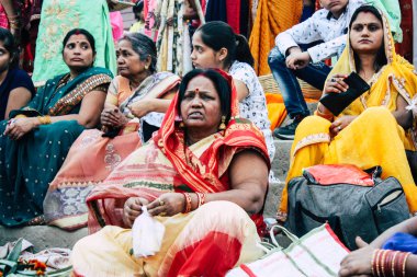 Varanasi Hindistan 11 Kasım 2018 bilinmeyenli Kızılderililer insanlar attenting ve kutluyor Dev Deepavali görünümünü öğleden sonra Ganj Nehri kıyısında