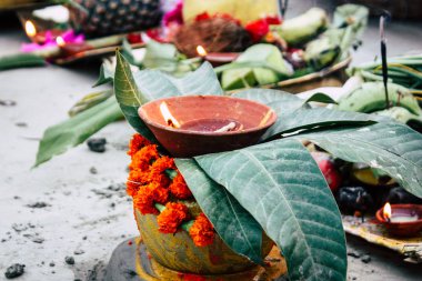 Varanasi Hindistan 11 Kasım 2018 bilinmeyenli Kızılderililer insanlar attenting ve kutluyor Dev Deepavali görünümünü öğleden sonra Ganj Nehri kıyısında