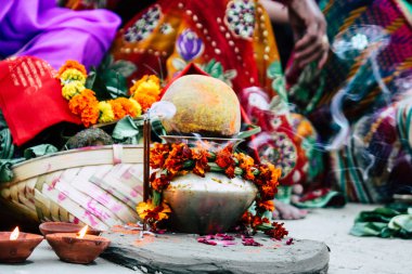 Varanasi Hindistan 11 Kasım 2018 bilinmeyenli Kızılderililer insanlar attenting ve kutluyor Dev Deepavali görünümünü öğleden sonra Ganj Nehri kıyısında