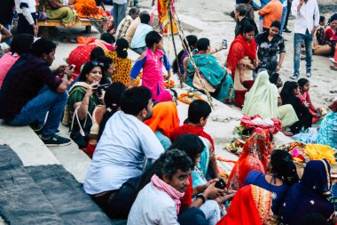Varanasi Hindistan 11 Kasım 2018 bilinmeyenli Kızılderililer insanlar attenting ve kutluyor Dev Deepavali görünümünü öğleden sonra Ganj Nehri kıyısında