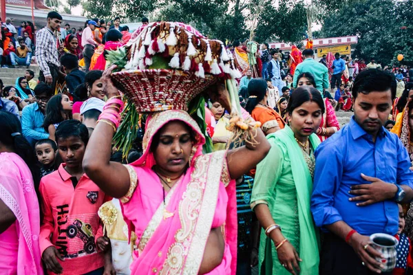 Варанаси Индия Ноябрь 2018 Вид Неизвестных Индийцы Посещающие Празднующие Дев — стоковое фото