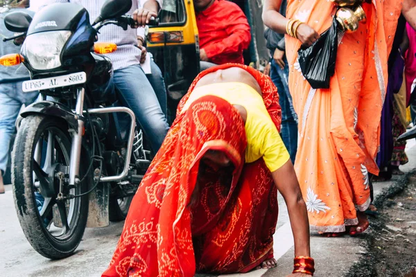 Varanasi Índia Novembro 2018 Vista Índios Incógnitos Pessoas Que Estão — Fotografia de Stock