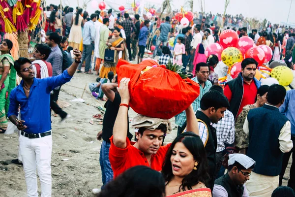 Varanasi India Novembre 2018 Veduta Indiani Sconosciuti Che Prestano Attenzione — Foto Stock