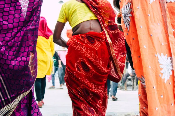 Varanasi Índia Novembro 2018 Vista Índios Incógnitos Pessoas Que Estão — Fotografia de Stock