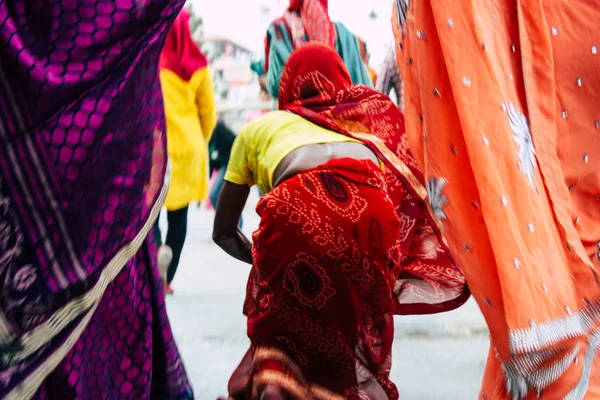 Varanasi Hindistan 11 Kasım 2018 bilinmeyenli Kızılderililer insanlar attenting ve kutluyor Dev Deepavali görünümünü öğleden sonra Ganj Nehri kıyısında
