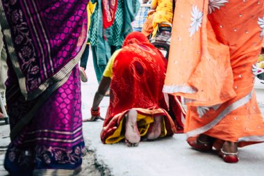 Varanasi Hindistan 11 Kasım 2018 bilinmeyenli Kızılderililer insanlar attenting ve kutluyor Dev Deepavali görünümünü öğleden sonra Ganj Nehri kıyısında