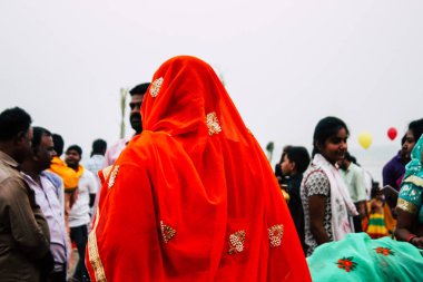 Varanasi Hindistan 11 Kasım 2018 bilinmeyenli Kızılderililer insanlar attenting ve kutluyor Dev Deepavali görünümünü öğleden sonra Ganj Nehri kıyısında