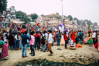 Varanasi Hindistan 11 Kasım 2018 bilinmeyenli Kızılderililer insanlar attenting ve kutluyor Dev Deepavali görünümünü öğleden sonra Ganj Nehri kıyısında