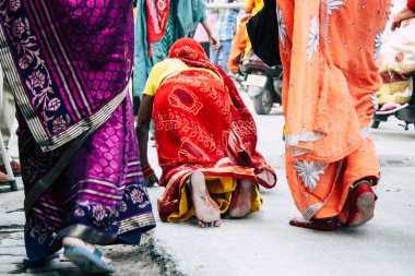 Varanasi Hindistan 11 Kasım 2018 bilinmeyenli Kızılderililer insanlar attenting ve kutluyor Dev Deepavali görünümünü öğleden sonra Ganj Nehri kıyısında