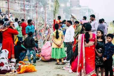 Varanasi Hindistan 11 Kasım 2018 bilinmeyenli Kızılderililer insanlar attenting ve kutluyor Dev Deepavali görünümünü öğleden sonra Ganj Nehri kıyısında