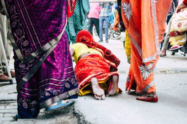 Varanasi Hindistan 11 Kasım 2018 bilinmeyenli Kızılderililer insanlar attenting ve kutluyor Dev Deepavali görünümünü öğleden sonra Ganj Nehri kıyısında
