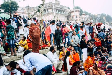 Varanasi Hindistan 11 Kasım 2018 bilinmeyenli Kızılderililer insanlar attenting ve kutluyor Dev Deepavali görünümünü öğleden sonra Ganj Nehri kıyısında
