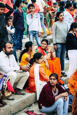 Varanasi Hindistan 11 Kasım 2018 bilinmeyenli Kızılderililer insanlar attenting ve kutluyor Dev Deepavali görünümünü öğleden sonra Ganj Nehri kıyısında