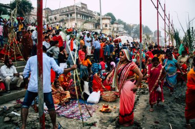 Varanasi Hindistan 11 Kasım 2018 bilinmeyenli Kızılderililer insanlar attenting ve kutluyor Dev Deepavali görünümünü öğleden sonra Ganj Nehri kıyısında