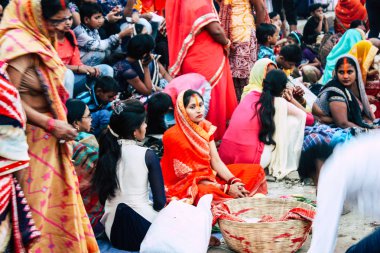 Varanasi Hindistan 11 Kasım 2018 bilinmeyenli Kızılderililer insanlar attenting ve kutluyor Dev Deepavali görünümünü öğleden sonra Ganj Nehri kıyısında