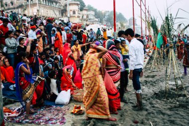 Varanasi Hindistan 11 Kasım 2018 bilinmeyenli Kızılderililer insanlar attenting ve kutluyor Dev Deepavali görünümünü öğleden sonra Ganj Nehri kıyısında