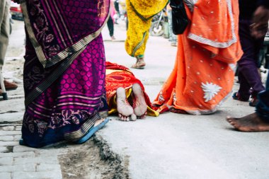 Varanasi Hindistan 11 Kasım 2018 bilinmeyenli Kızılderililer insanlar attenting ve kutluyor Dev Deepavali görünümünü öğleden sonra Ganj Nehri kıyısında