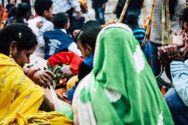 Varanasi Hindistan 11 Kasım 2018 bilinmeyenli Kızılderililer insanlar attenting ve kutluyor Dev Deepavali görünümünü öğleden sonra Ganj Nehri kıyısında