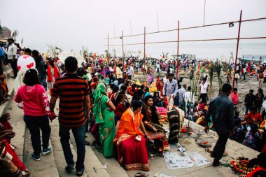 Varanasi Hindistan 11 Kasım 2018 bilinmeyenli Kızılderililer insanlar attenting ve kutluyor Dev Deepavali görünümünü öğleden sonra Ganj Nehri kıyısında