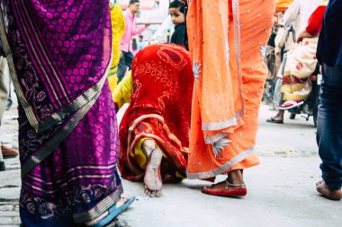 Varanasi Hindistan 11 Kasım 2018 bilinmeyenli Kızılderililer insanlar attenting ve kutluyor Dev Deepavali görünümünü öğleden sonra Ganj Nehri kıyısında