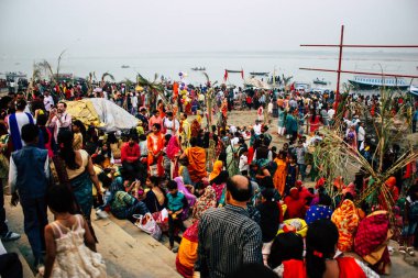 Varanasi Hindistan 11 Kasım 2018 bilinmeyenli Kızılderililer insanlar attenting ve kutluyor Dev Deepavali görünümünü öğleden sonra Ganj Nehri kıyısında