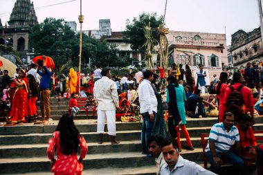 Varanasi Hindistan 11 Kasım 2018 bilinmeyenli Kızılderililer insanlar attenting ve kutluyor Dev Deepavali görünümünü öğleden sonra Ganj Nehri kıyısında