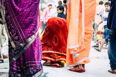 Varanasi Hindistan 11 Kasım 2018 bilinmeyenli Kızılderililer insanlar attenting ve kutluyor Dev Deepavali görünümünü öğleden sonra Ganj Nehri kıyısında