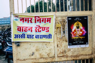 Varanasi Hindistan 11 Kasım 2018 bilinmeyenli Kızılderililer insanlar attenting ve kutluyor Dev Deepavali görünümünü öğleden sonra Ganj Nehri kıyısında