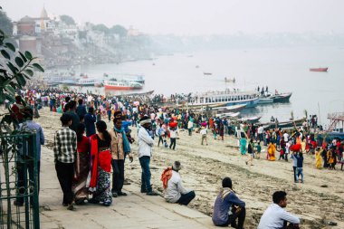 Varanasi Hindistan 11 Kasım 2018 bilinmeyenli Kızılderililer insanlar attenting ve kutluyor Dev Deepavali görünümünü öğleden sonra Ganj Nehri kıyısında